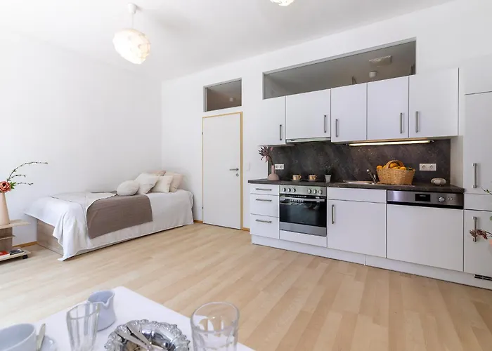 Modernes Airport-apartment Bellavista Mit Garten שווכאט